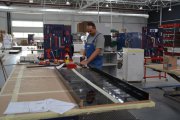 Hala produkcyjna - pracownik podczas montażu mebli