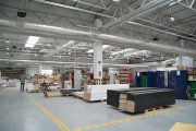 Przestronne, jasne wnętrze hali produkcyjnej z maszynami i półfabrykatam