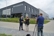 Przed halą, prezydent K. Kosiński udziela wywiadu dziennikarce TVP 3