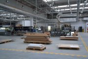 Hala produkcyjna - maszyny do produkcji mebli, ułożone drewniane element