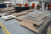 Wnętrze hali produkcyjnej, maszyny i drewniane półfabrykaty