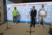 Przy mikrofonach stoją: A. Włodarczyk. K. Kosiński i P. Małachowski