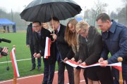 Otwarcie kompleksu sportowego. Symboliczną biało-czerwoną wstęgę przecinają przedstawiciele samorządu, szkoły i Miejskiego Ośrodka Sportu i Rekreacji