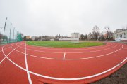 Kompleks sportowy - ujęcie od strony budynku szkolnego. Po lewej wysokie piłkochwyty, zabezpieczające przed wydostaniem się piłki na pobliską jezdnię
