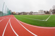 Kompleks sportowy - ujęcie od strony budynku szkolnego. Po lewej wysokie piłkochwyty, zabezpieczające przed wydostaniem się piłki na pobliską jezdnię