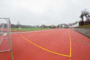 Boisko do piłki ręcznej, za nim boisko do siatkówki