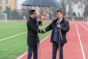 Na bieżni K. Kosiński i A. Struzik podają sobie ręce