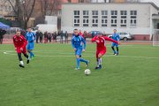 Zawodnicy obu drużyn biegną za piłką