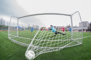 Gooooolllllll!!! Bardzo dynamiczne ujęcie zza siatki bramki. Piłka, która wpadła do bramki wybrzuszyła siatkę  Przed bramką bramkarz zawisł w wyskoku, próbując powstrzymać piłkę