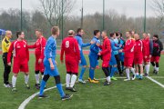 Sportowy uścisk dłoni. Wszyscy zawodnicy kolejno podają sobie ręce