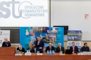 Za stołem, przy którym siedzi jury stoi prezydent Ciechanowa i mówi do mikrofonu. Przy mównicy stoi Katarzyna Stawicka