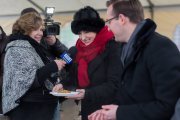 Krzysztof Kosiński, prezydent Ciechanowa i jego zastępca Joanna Potocka-Rak w rozmowie z dziennikarką radiową Moniką Szyperską. Wszyscy uśmiechnięci, w doskonałych nastrojach