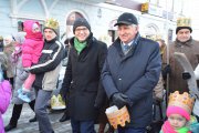 W orszaku, wśród ludzi idą: Sławomir Morawski, starosta oraz Krzysztof Kosiński, prezydent miasta. Papierowe korony niosą w rękach