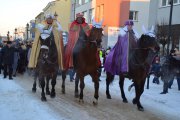 Zbliżenie na trzech króli. Jadą konno. Ubrani są w długie peleryny i turbany na głowach. Jest duży mróz. Widać parę unoszącą się wokół koni