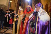 W kościele farnym. Zbliżenie na królów, którzy stoją z darami w rękach
