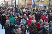 Zbjęcie wykonane z podwyższenia. Orszak idący deptakiem. Widać wielu ludzi w papierowych koronach na głowach