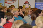 Zasłuchane uczestniczki kursu. Zbliżenie na grupę kobiet
