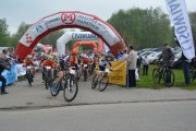 Na trasę wyścigu ruszyli mali cykliści. Wystartowali pierwsi zawodnicy, linię startu mijają kolejni. Pod łukami z nadmuchiwanych bram ustawionych jedna za drugą na swoją kolej do startu czeka jeszcze wielu młodych zawodników w kaskach i sportowych ubrania