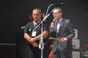 Na scenie przy mikrofonie stoją: rektor PWSZ Leszek Zygner i prezydent Ciechanowa Krzysztof Kosiński. Prezydent trzyma w ręku klucz do bram miasta i mówi do publiczności
