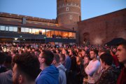 Dziedziniez Zamku Książąt Mazowieckich wypełniony młodzieżą, która przyszła bawić się na juwenaliach
