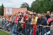 Za barierkami ochronnymi stoi publiczność, która przyszła obejrzeć mecz z Gwiazdami. Nie można korzystać ze stadionowych miejsc dla widzów, ponieważ mecz rozgrywany jest na bocznej płycie stadionu. Trwa modernizacja bieżni wokół głównej płyty 