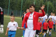 Bilguun Ariunbaatar w sportowym stroju idzie w grupie zawodników meczu z Gwiazdami. Macha ręką.