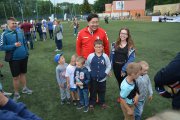 Bilguun Ariunbaatar pozuje do zdjęcia z grupką dzieci