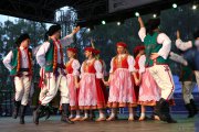 Na scenie tańczy zespół ludowy