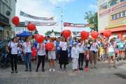 Rusza Bieg przeciwko białaczce ku pamięci Karoliny Kubickiej. Na czele biegu ludzie trzymają baloniki w kształcie serc. Na każdym z balonów napisano literę. Kolejno odczytane litery tworzą imię KAROLINA
