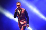 Zbliżenie na śpiewającego wokalistę zespołu Cliver