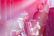 Na zdjęciu dwóch grających muzyków - akordeonista i gitarzysta oraz śpiewająca wokalistka zespołu 