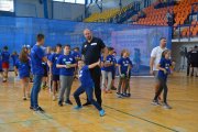 Zajęcia z pchnięcia kulą z grupą dzieci prowadzi Tomasz Majewski