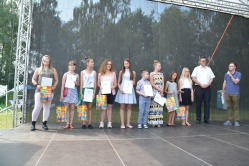 Uzdolnieni artystycznie uczniowie nagrodzeni przez