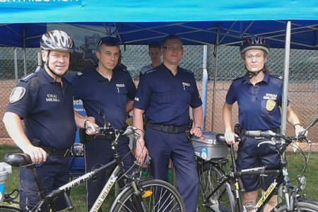 Wspólne zdjęcie dwójki miejskich strażników i dwóch policjantów