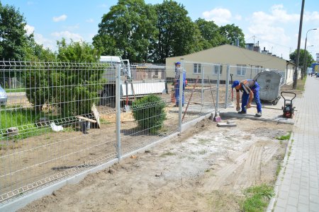 Odwodnienie i nowe ogrodzenie budynków socjalnych