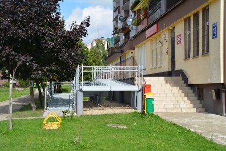 Pochylnia dla osób niepełnosprawnych przy biblio