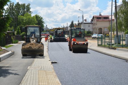 Układanie ostatniej warstwy asfaltu na modernizow