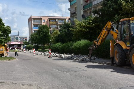 Rozpoczęto remont kolejnego chodnika na osiedlu A