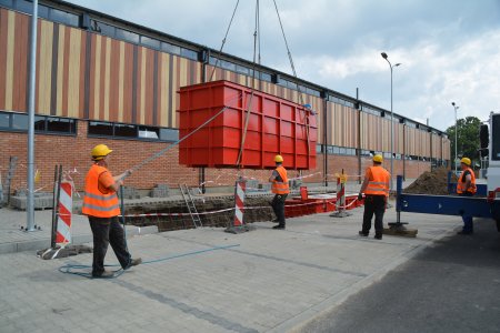 Montaż pierwszych w Ciechanowie podziemnych pojem
