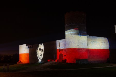 Patriotyczna iluminacja na zamku