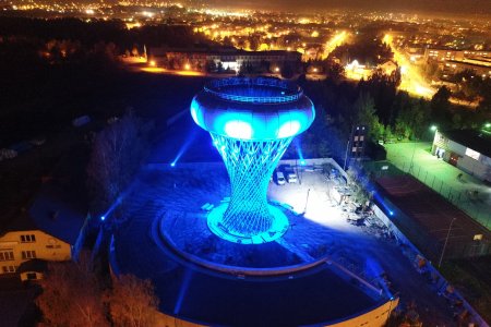 Iluminacja odnowionej wieży ciśnień już dział
