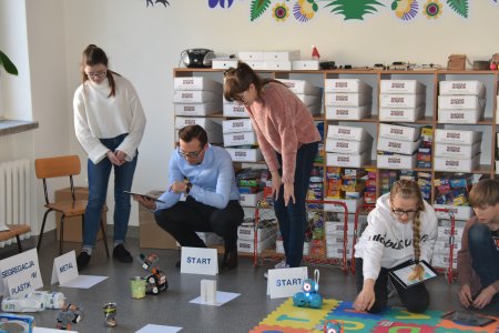 Programowanie i zajęcia z robotami w miejskich sz