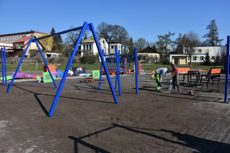 Ruszyły inwestycje w place zabaw przy dwóch szko