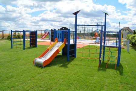 Rozbudowany plac zabaw przy SP nr 4
