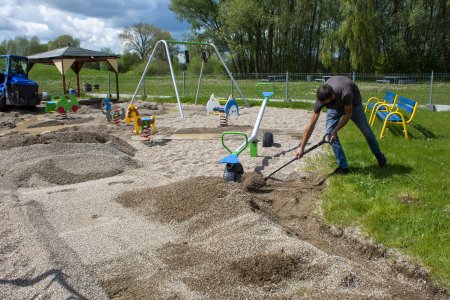Ruszają prace modernizacyjne na placu zabaw przy 