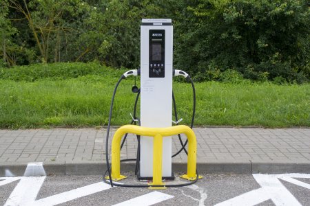 Pierwsza miejska ładowarka do aut elektrycznych j