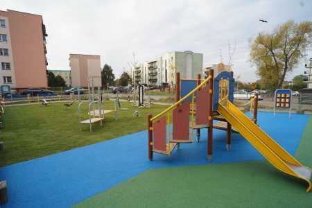 Plac zabaw i siłownia z nową nawierzchnią