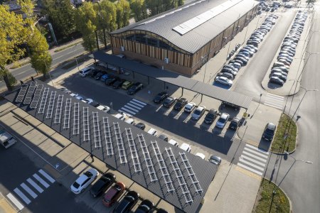 Panele fotowoltaiczne na kolejnych miejskich budyn