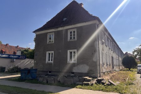 Zabytkowy budynek w trakcie modernizacji.