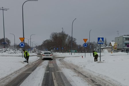 Służby miejskie i wojsko odśnieżają miasto